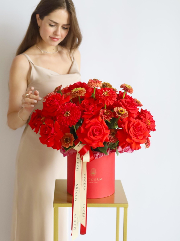 БОЛЬШАЯ ТОРЖЕСТВЕННАЯ КОМПОЗИЦИЯ С ФРАНЦУЗСКОЙ РОЗОЙ NINA И ЦИННИЕЙ БОЛЬШАЯ ТОРЖЕСТВЕННАЯ КОМПОЗИЦИЯ С ФРАНЦУЗСКОЙ РОЗОЙ NINA И ЦИННИЕЙ