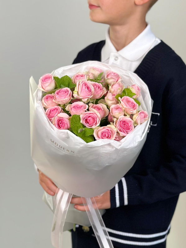 НЕЖНЫЙ БУКЕТ С КУСТОВОЙ РОЗОЙ И МЯТОЙ