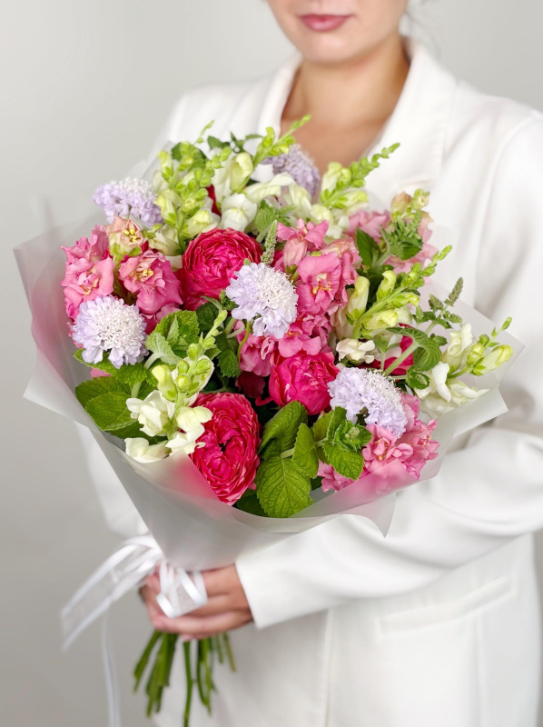 БУКЕТ С ПИОНОВИДНОЙ РОЗОЙ, СКАБИОЗОЙ И МЯТОЙ