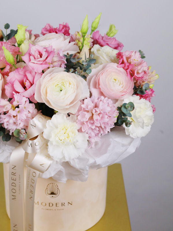 БУКЕТ С РАНУНКУЛЮСАМИ, ГИАЦИНТОМ И ЛИЗИАНТУСОМ В БАРХАТНОЙ КОРОБКЕ