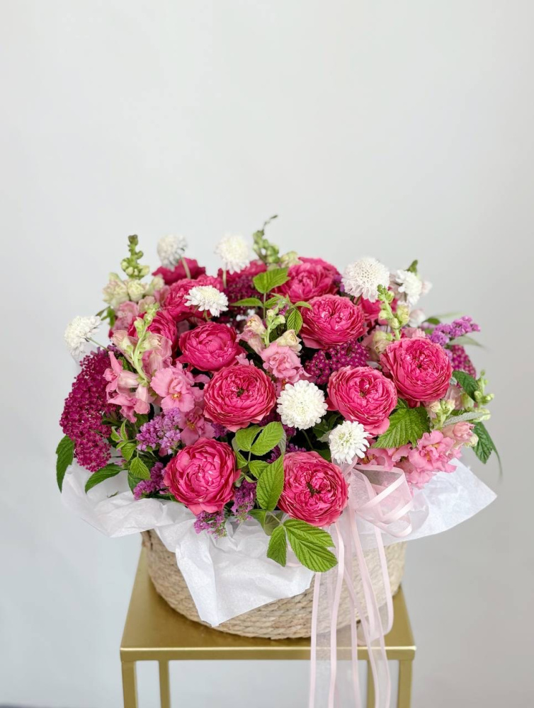 БОЛЬШАЯ КОРЗИНА С ПИОНОВИДНОЙ РОЗОЙ