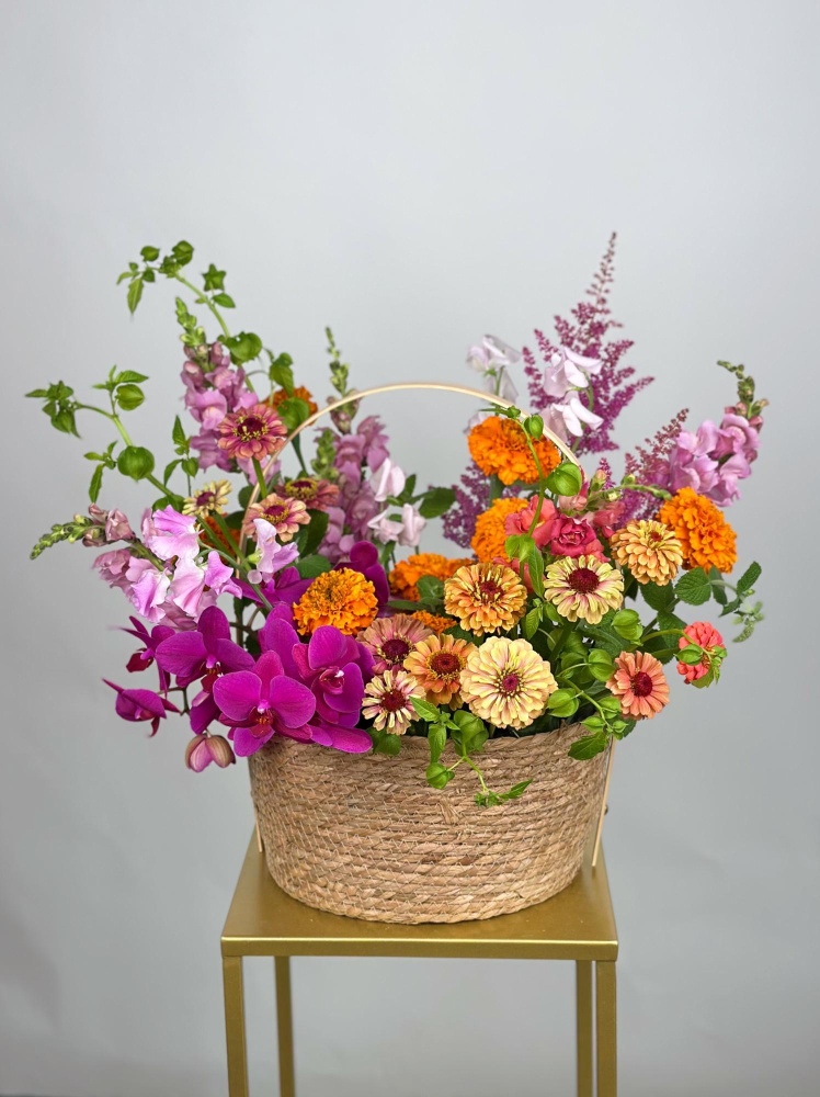 ЯРКАЯ КОРЗИНА С ЛЕТНИМИ ЦВЕТАМИ