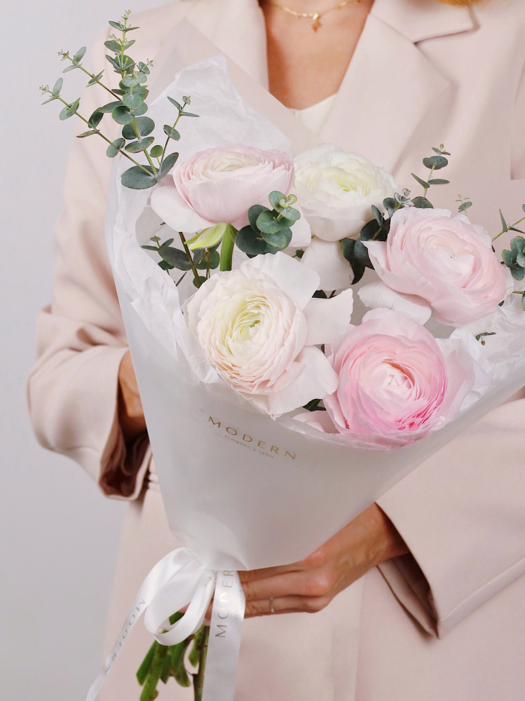 БУКЕТ ИЗ РАНУНКУЛЮСОВ 5 ШТ И ЭВКАЛИПТА