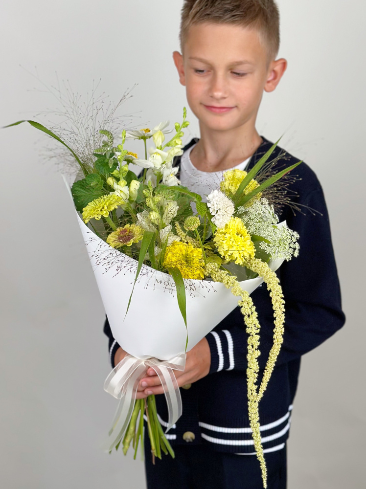 БУКЕТ ИЗ ФЕРМЕРСКИХ ЦВЕТОВ С КОСМЕЕЙ И АМАРАНТОМ