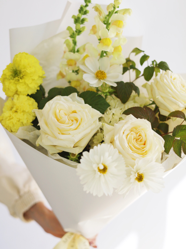 БУКЕТ С БЕЛОЙ ПИОНОВИДНОЙ РОЗОЙ И ГОРТЕНЗИЕЙ