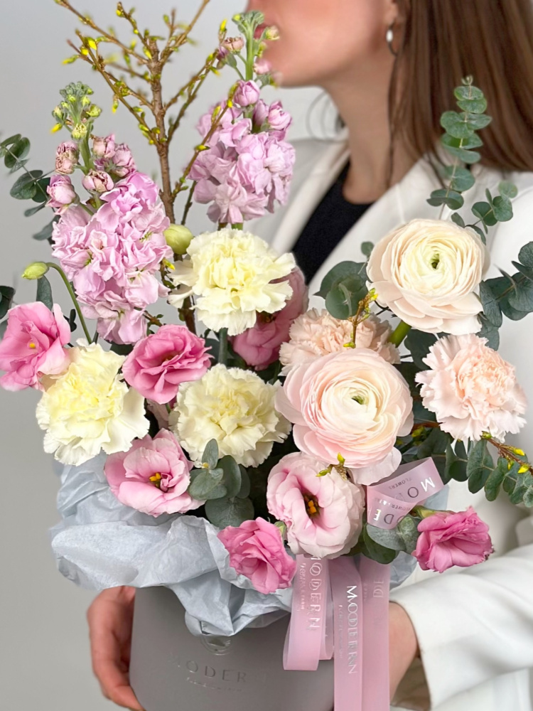 КОМПОЗИЦИЯ С РАНУНКУЛЮСАМИ, МАТТИОЛОЙ И ВЕТОЧКОЙ ФОРЗИЦИИ