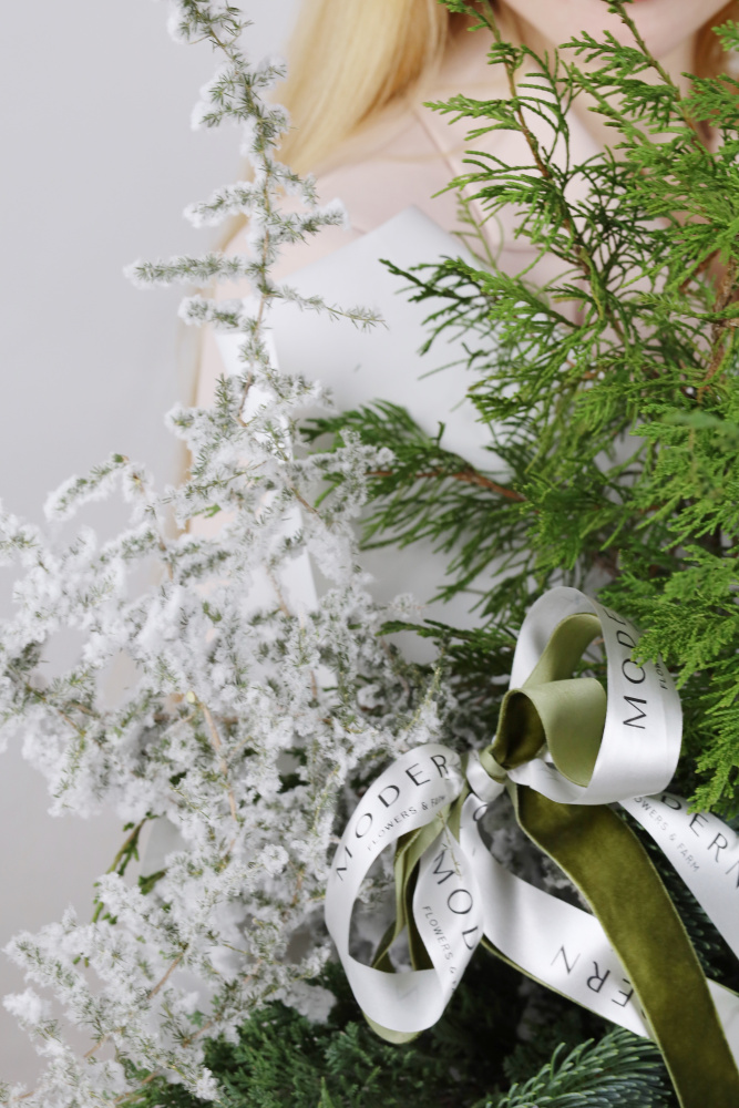 ХВОЙНАЯ ОХАПКА С ЗАСНЕЖЕННЫМ АСПАРАГУСОМ