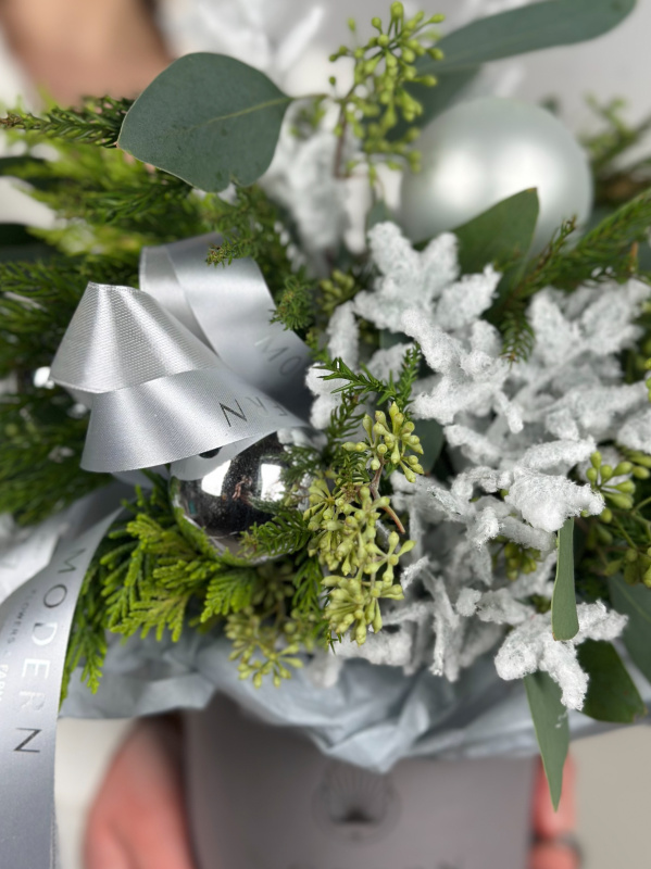 КОМПОЗИЦИЯ ИЗ ХВОИ И ЭВКАЛИПТА В ШЛЯПНОЙ КОРОБКЕ