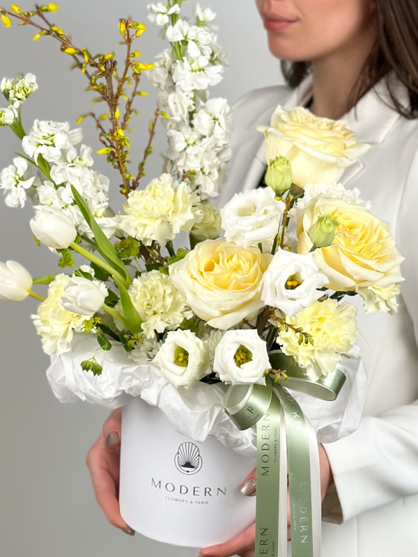 КОМПОЗИЦИЯ С ПИОНОВИДНОЙ РОЗОЙ, МАТТИОЛОЙ И ВЕТОЧКОЙ ФОРЗИЦИИ